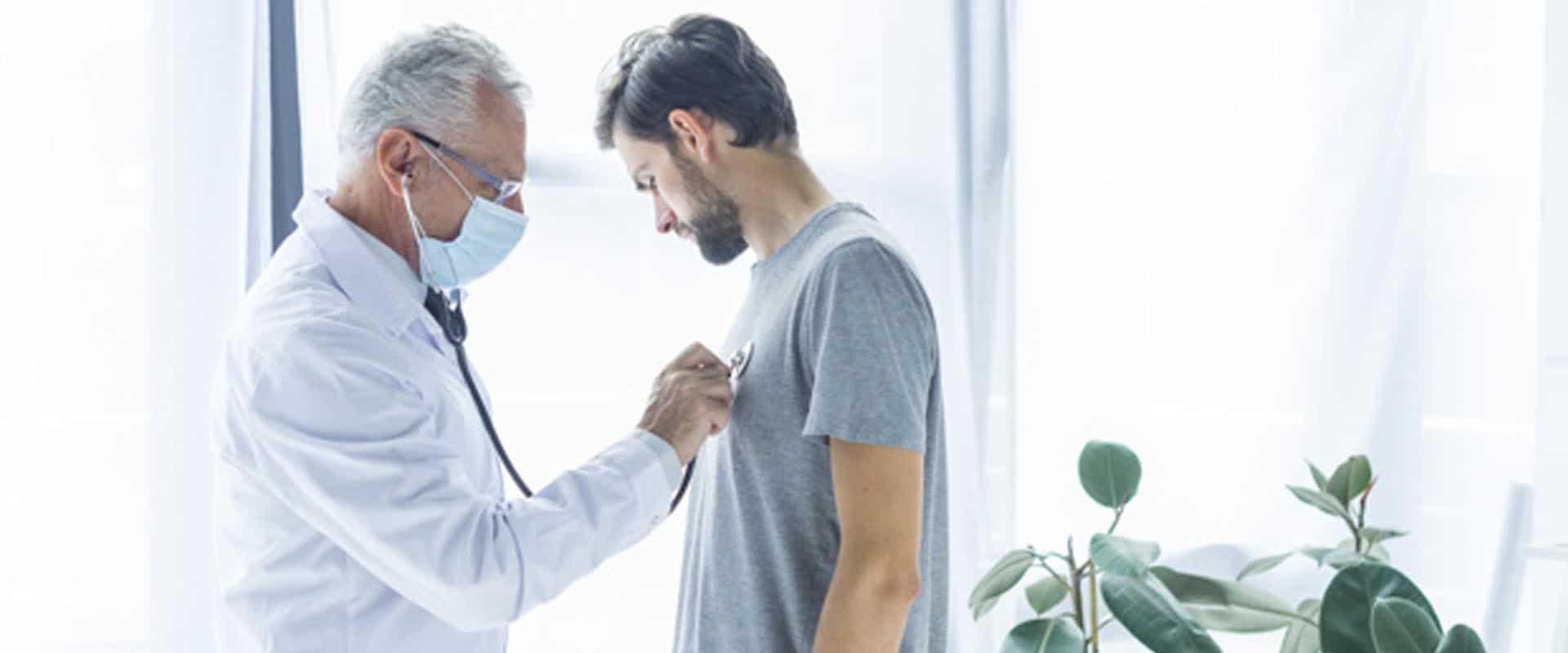 Médico realizando reconocimiento médico Reconocimientos médicos en OHS Soluciones